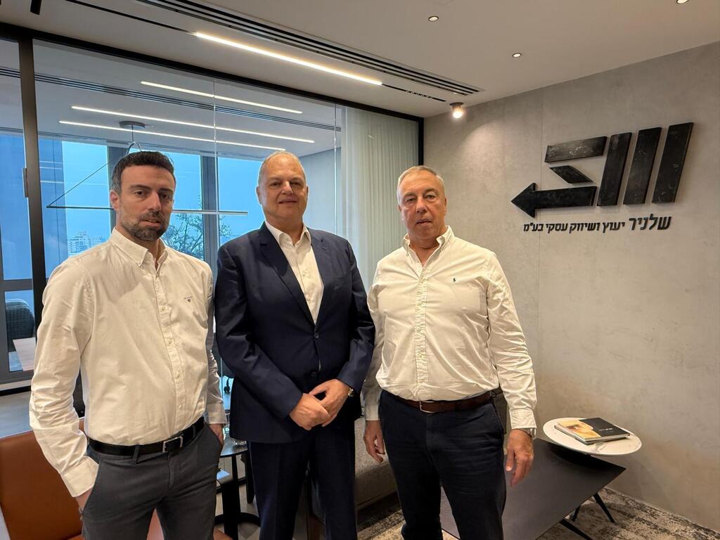בתמונה מימין לשמאל: ניר שושני, בעלים ומנכ"ל משותף. להב שדה, בעלים ומנכ"ל משותף. רו"ח זיו שושני, סמנכ"ל פיתוח עסקי