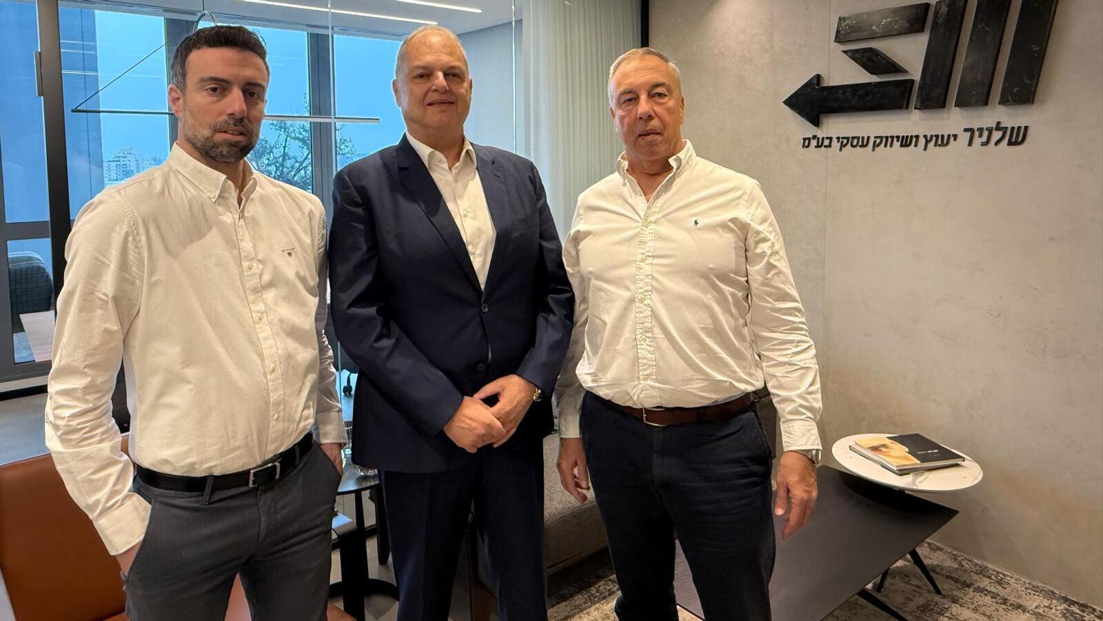 בתמונה מימין לשמאל: ניר שושני, בעלים ומנכ"ל משותף. להב שדה, בעלים ומנכ"ל משותף. רו"ח זיו שושני, סמנכ"ל פיתוח עסקי