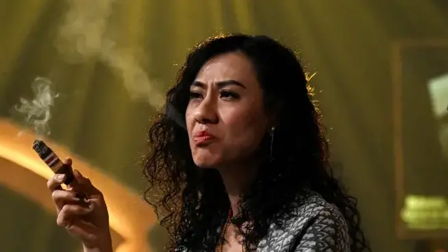 אישה מעשנת סיגר ב קובה