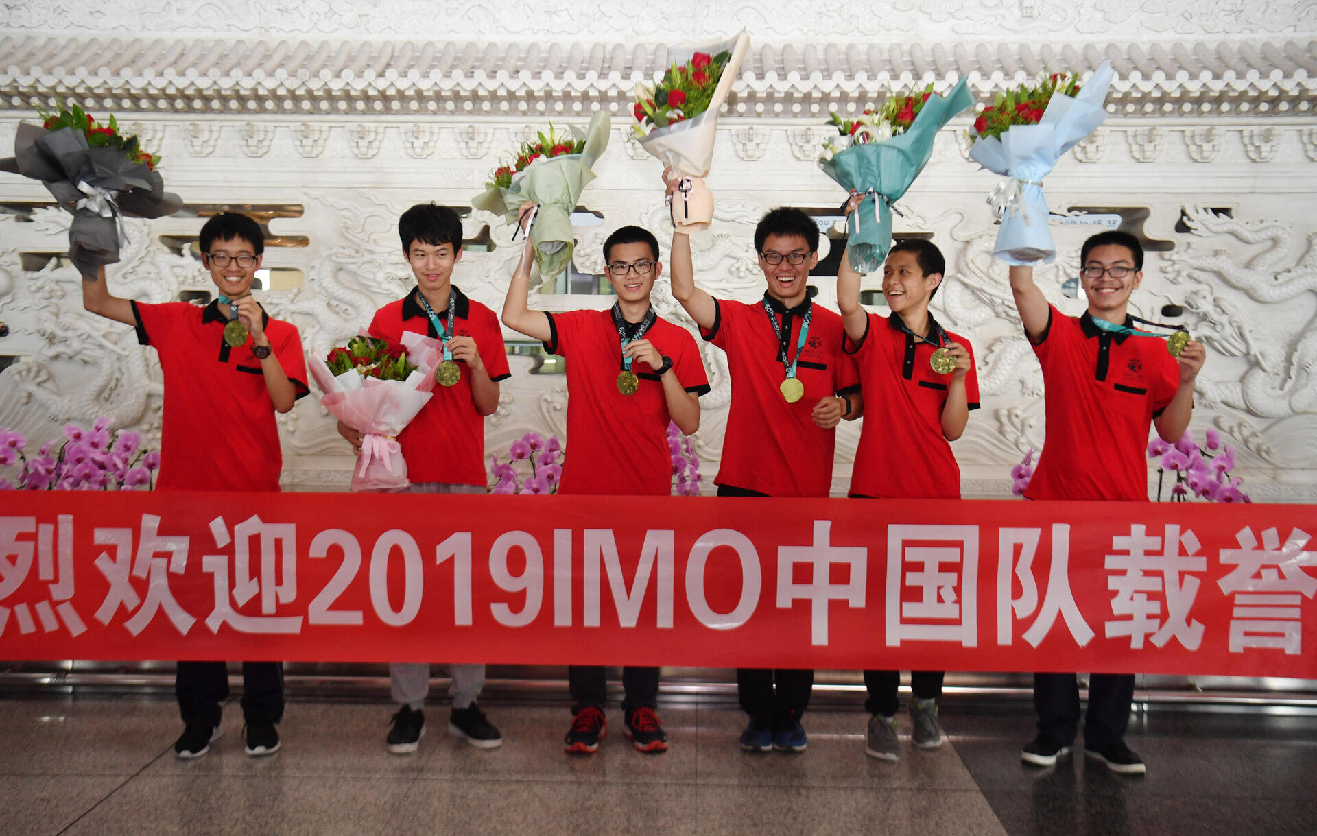  נבחרת סין לאולימפיאדת המתמטיקה ב־2019 מתקבלת בתשואות בשדה התעופה בבייג'ינג. בשנה שעברה 22 מתוך 23 נציגי המדינה לתחרויות המדעים חזרו עם מדליית זהב