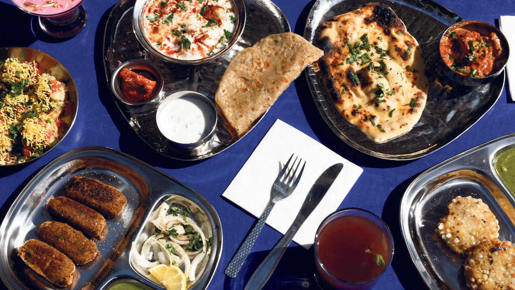 מימין למעלה נגד כיוון השעון: נאן, אהי באלה, כדורי עדשים ביוגורט, סב פורי, בצק פריך עם תפוחי אדמה ועגבניות, וקבב סויה (צילום: נדב יהלומי) פנאי בית קפה בוליווד