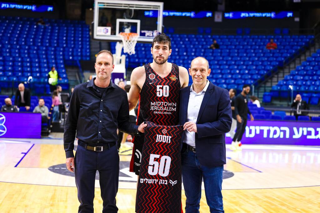 יאיר קפלן מנכ"ל בנק ירושלים, יובל זוסמן קפטן הקבוצה ומנכ"ל המועדון אורן אריאלי