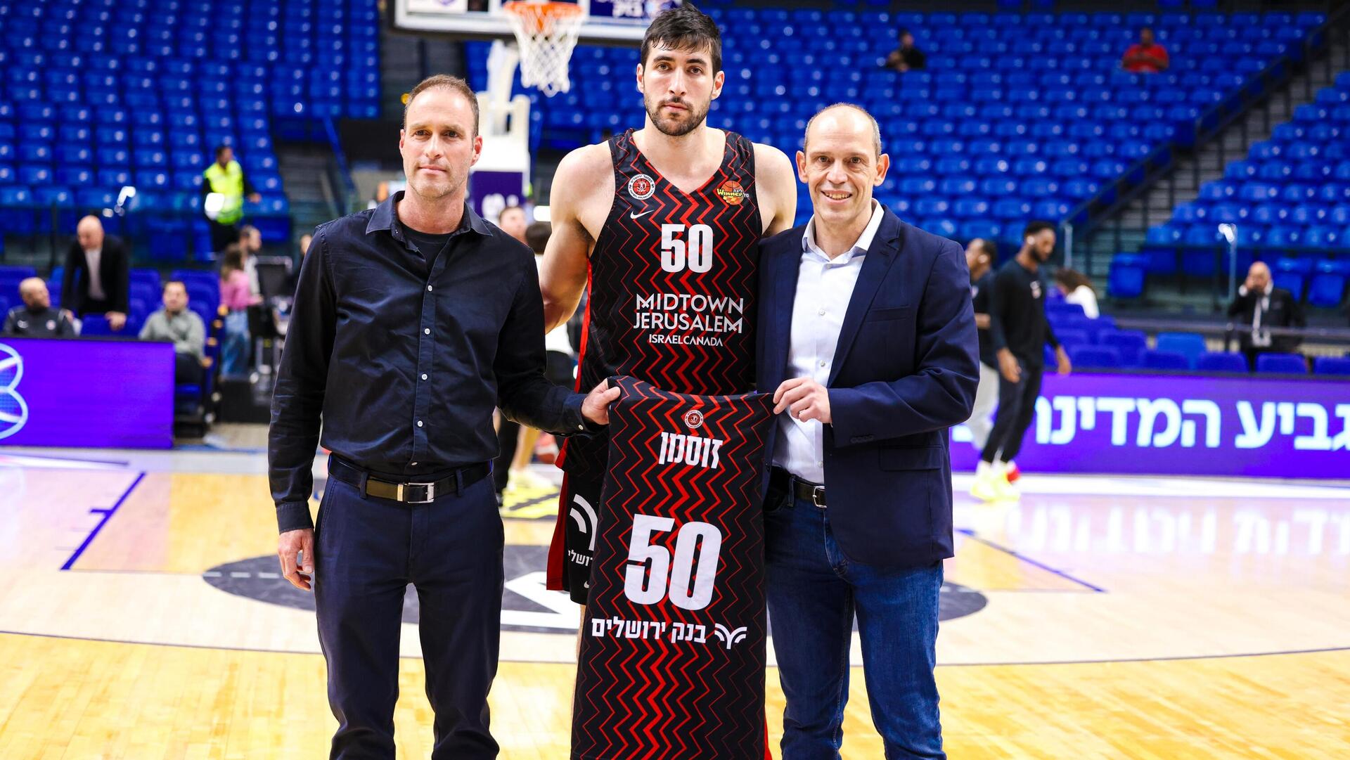 יאיר קפלן מנכ"ל בנק ירושלים, יובל זוסמן קפטן הקבוצה ומנכ"ל המועדון אורן אריאלי