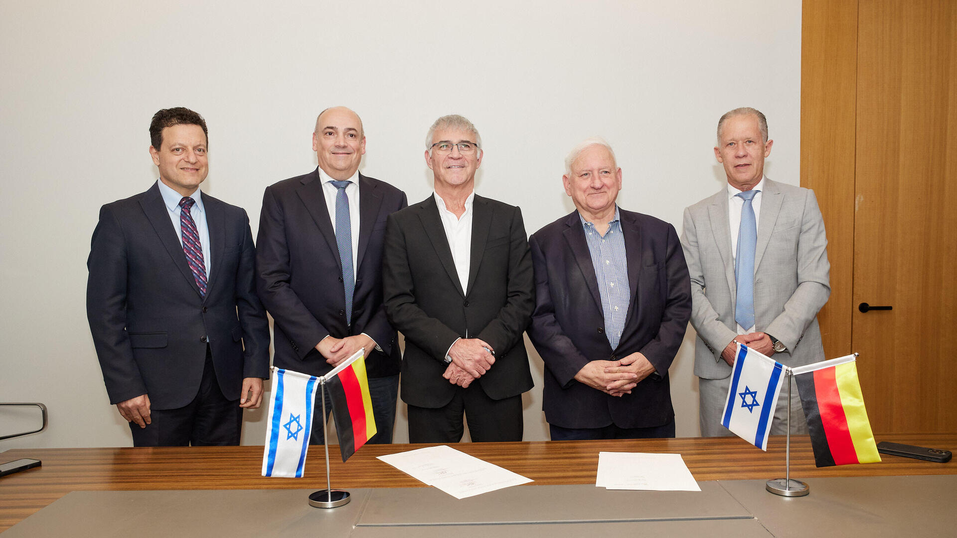 חתימת הסכם רכישת ענקית הספנות צים על ידי האפאג לויד  Hapag-Lloyd