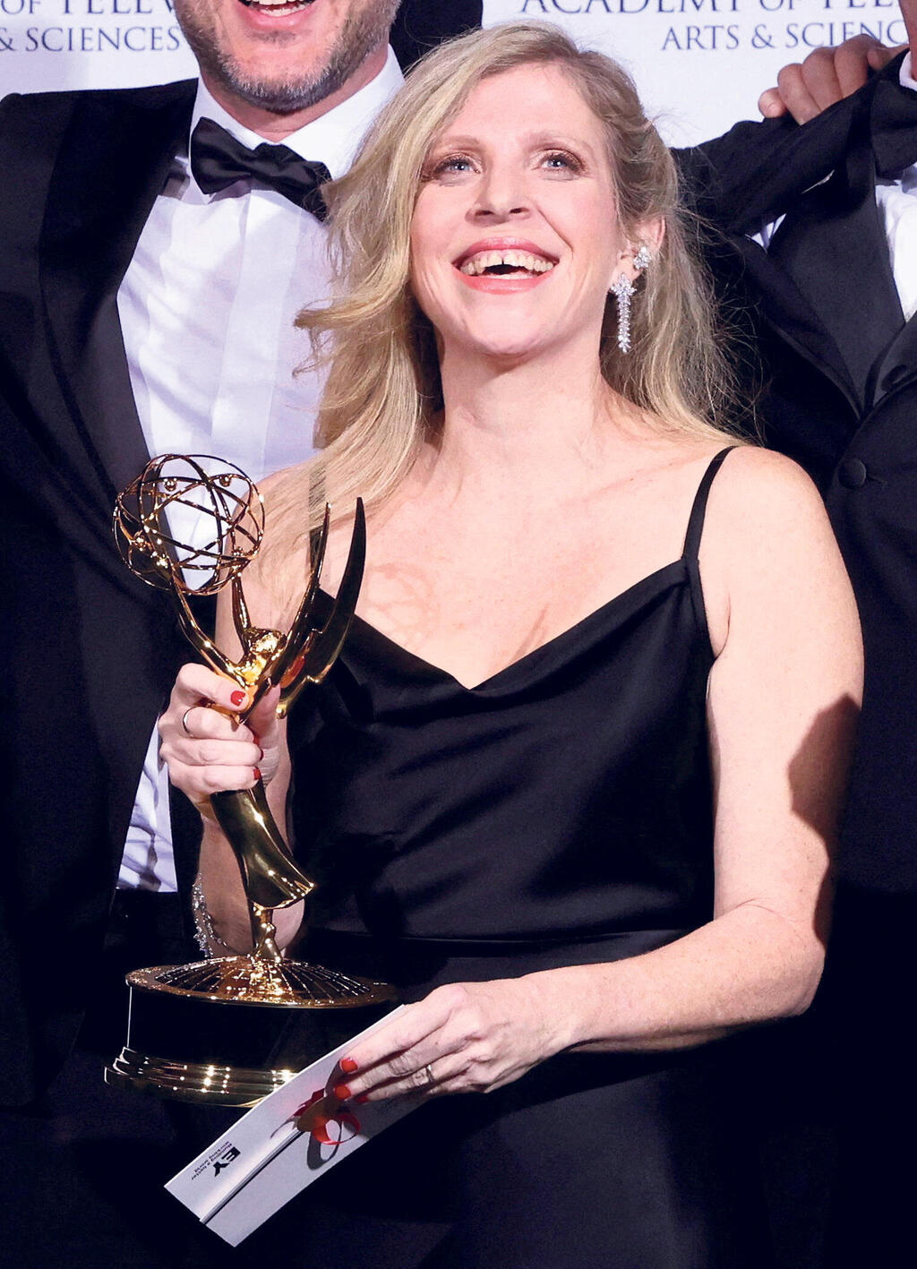 פנאי דנה עדן עם פרס האמי בו זכתה