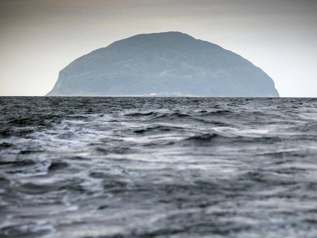 האי ,Ailsa Craig המקור הבלעדי לגרניט לאבני קרלינג. כרייה נדירה, ויקרה