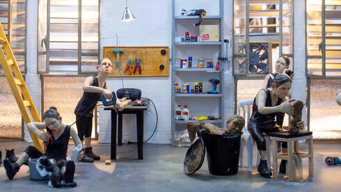 צילום: מיכאל לירן גם מאחורי דגמים מוקטנים יכולים להסתתר עולמות אפלים