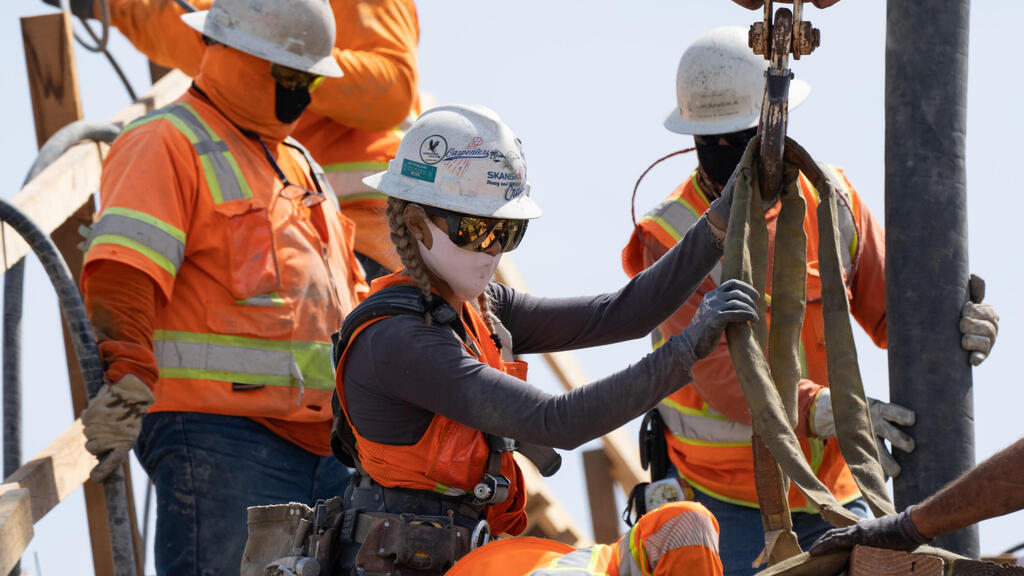 עובדת בניין בארה"ב (צילום: בלומברג) עובדת בניין בארה"ב נשים מגדר