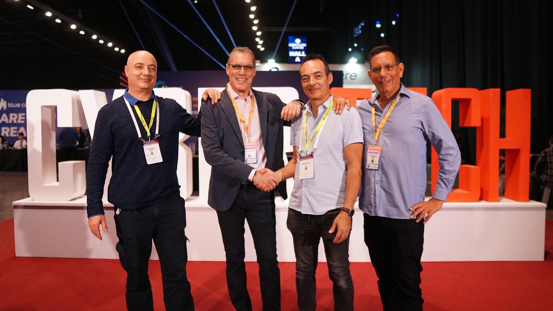 מימין לשמאל: דן שטראוס (משקיע ויועץ עסקי), אדי נבואני (מנכ"ל מולטיקול), מרק רייכבנרג (יועץ הון) וסאם נבואני (סמנכ"ל מוצר)