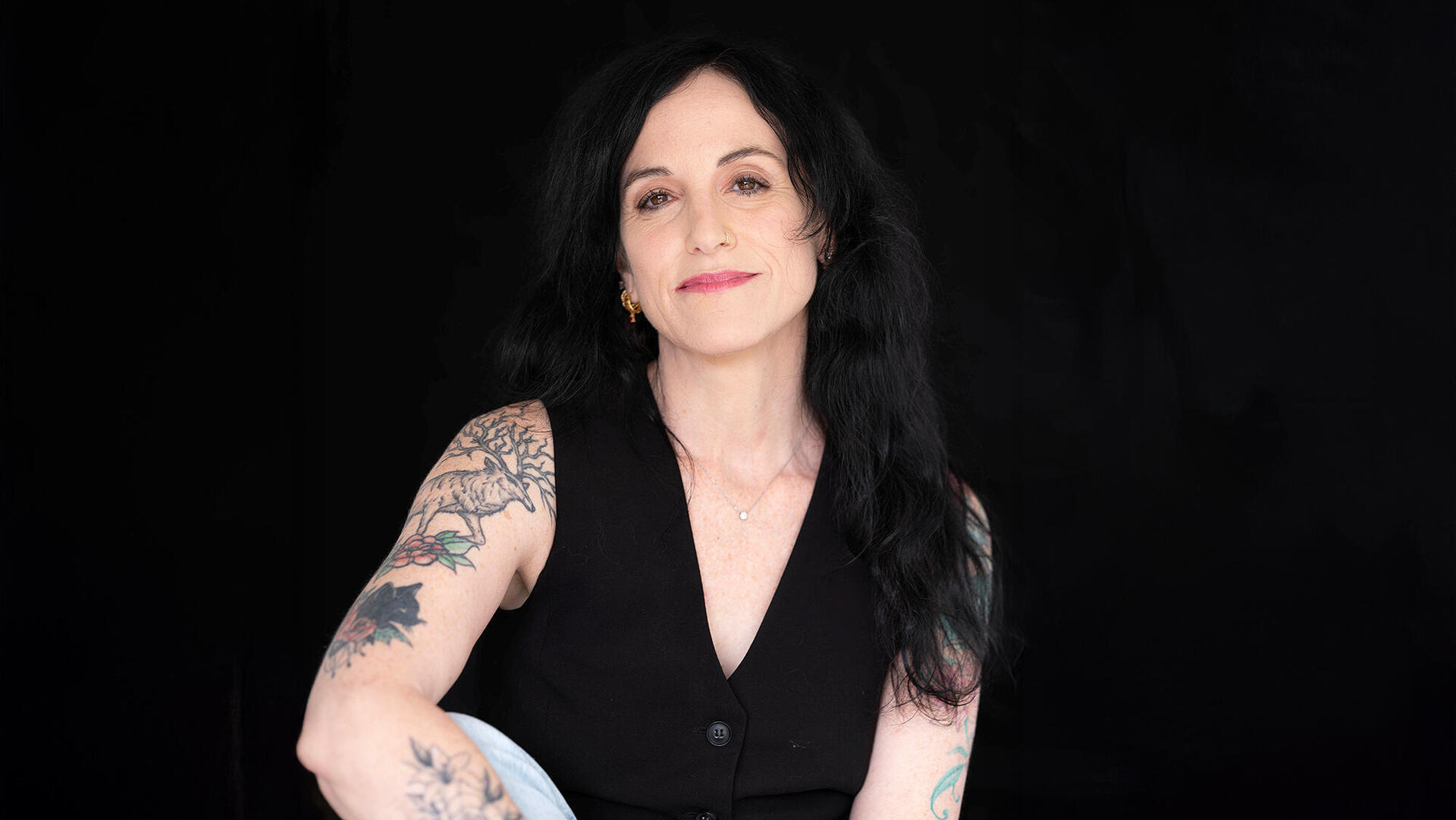 המשוררת סופרת ומרצה להינדואיזם מיה טבת דיין פנאי