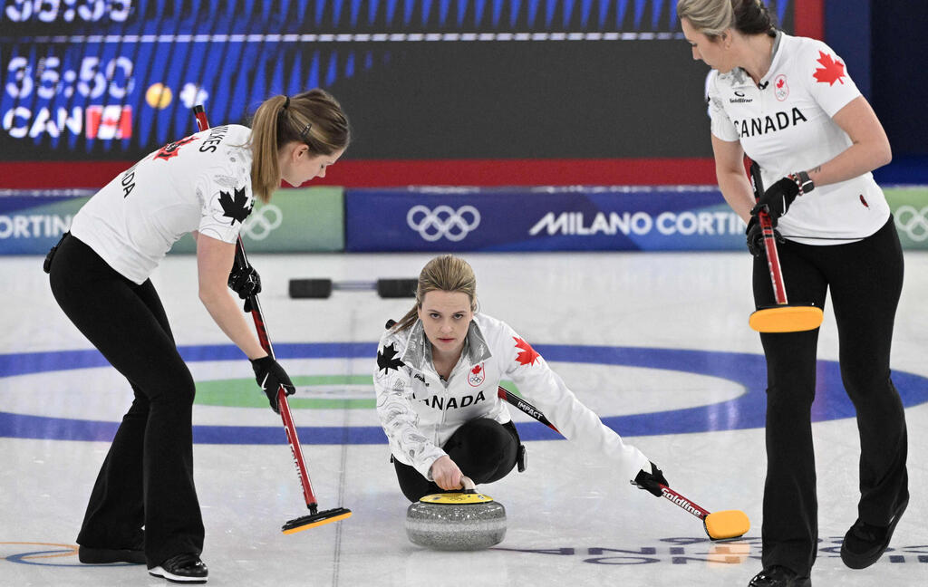 שחקניות נבחרת קנדה באולימפיאדת החורף, בסוף השבוע שעבר. האבנים יכולות להוביל לניצחון, או הפסד
