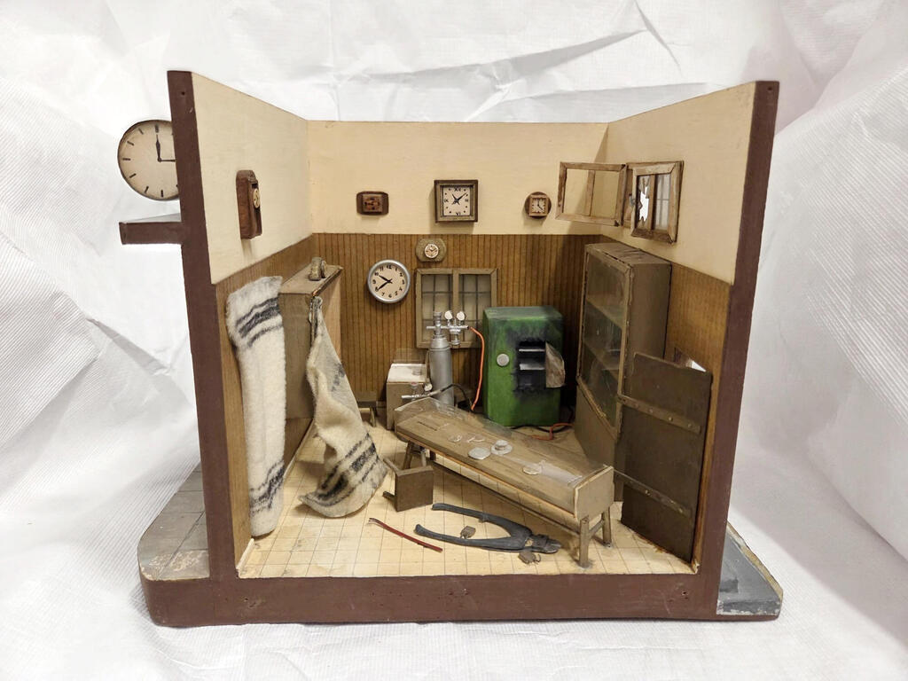 זירת פשע מוקטנת ששיחזר המעצב הפורנזי מנחם שקמוני עבור המשטרה פנאי