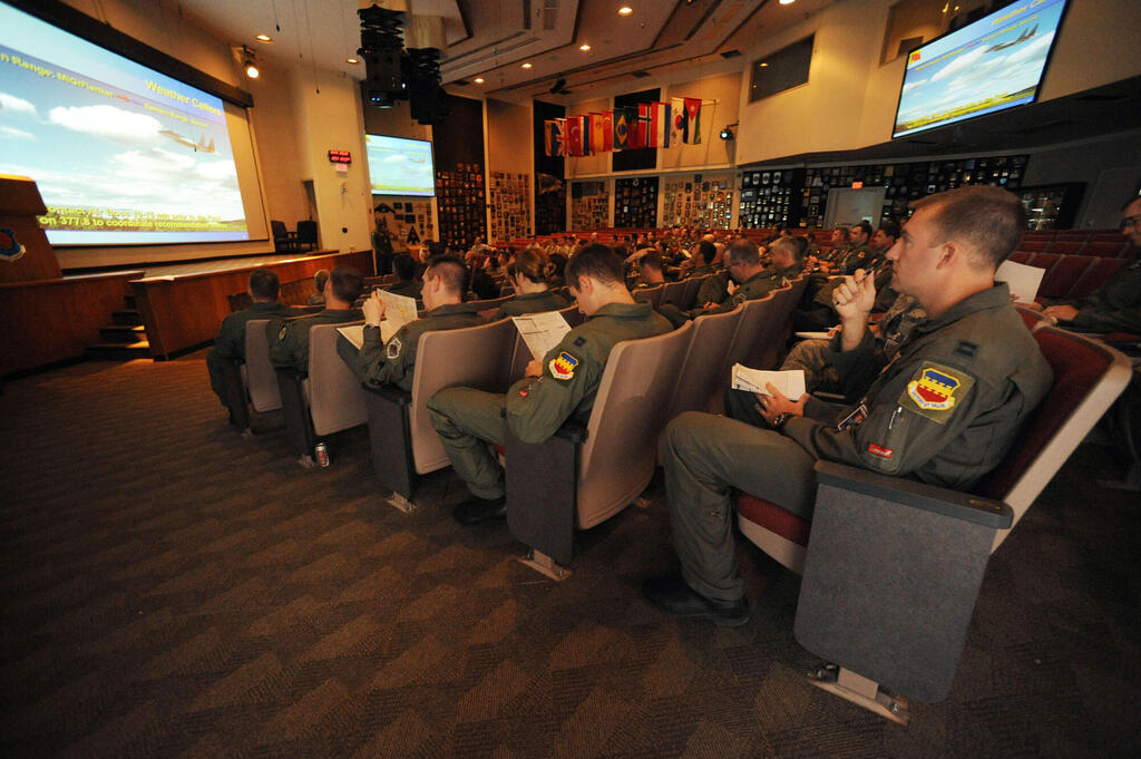 צוותי טיסה בתדריך לקראת אימון מבצעי בארה"ב (צילום: USAF) הקברניט טילים אמצעי הטעיה