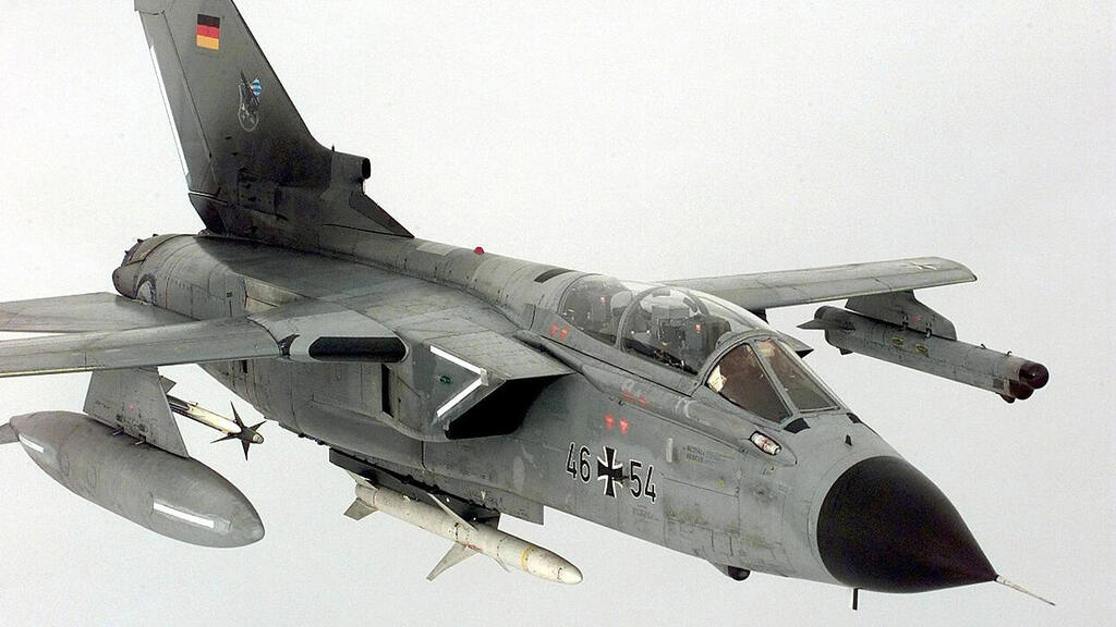 מטוס טורנדו גרמני שתחת כנפו מארז ל"א לשיבוש מכ"מים (צילום: USAF) הקברניט טילים אמצעי הטעיה