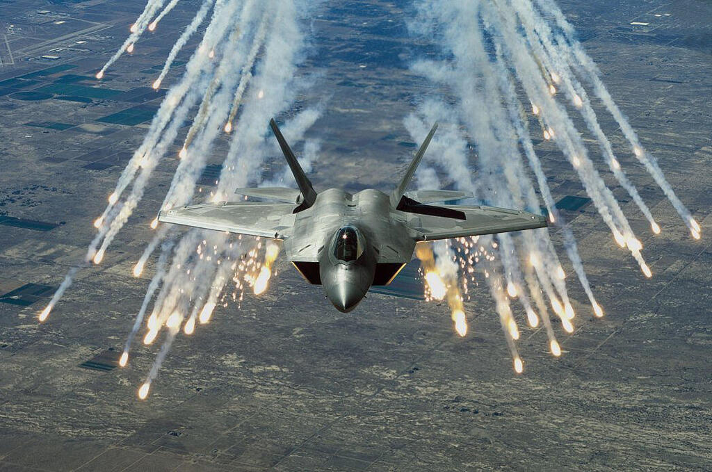 כן, גם החמקן צריך. F22 משחרר נורים (צילום: USAF) הקברניט טילים אמצעי הטעיה