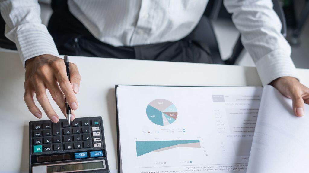 "בניהול עושר פועלים לפי תכנית ולא לפי תחושה" (Canva) דנה גולן: "בניהול עושר פועלים לפי תכנית ולא לפי תחושה"