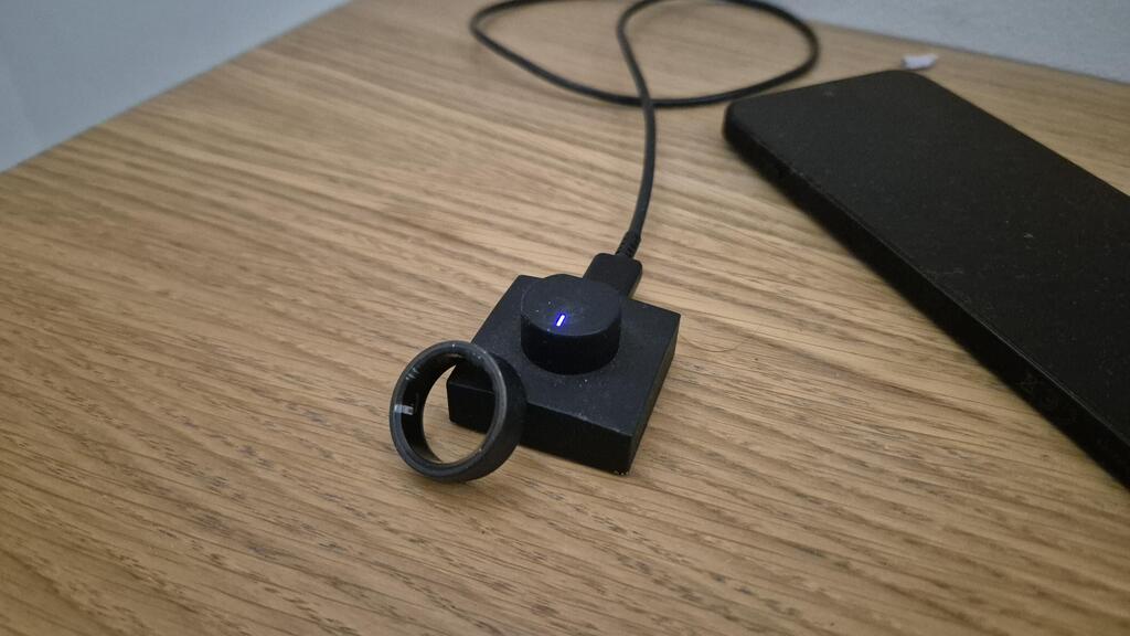 המטען והטבעת (צילום: איתי שמושקוביץ) טבעת Ultrahuman מטען