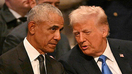 צילום: ROBERTO SCHMIDT / AFP אחרי ההתבטאות החריגה של אובמה: טראמפ יורה לפרסם מסמכים על עב"מים