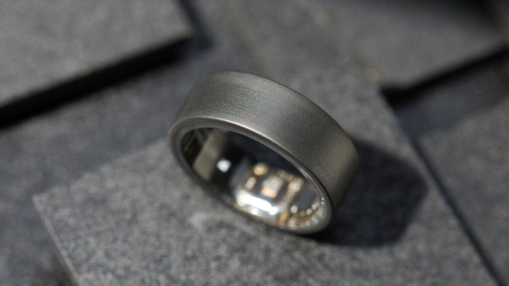 לא מגושמת וגם לא דקה במיוחד טבעת Ultrahuman