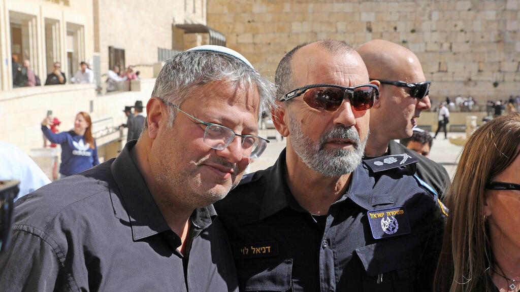 מפכ”ל המשטרה דני לוי והשר לביטחון לאומי איתמר בן גביר. נורמל כשר לגיטימי (צילום: גיל יוחנן) מפכ”ל המשטרה דני לוי והשר לביטחון לאומי איתמר בן גביר ברחבת הכותל