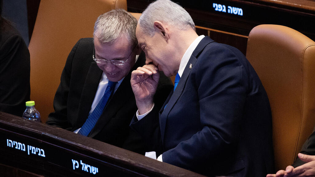 ראש הממשלה בנימין נתניהו ושר המשפטים יריב לוין מסתודדים במליאת הכנסת
