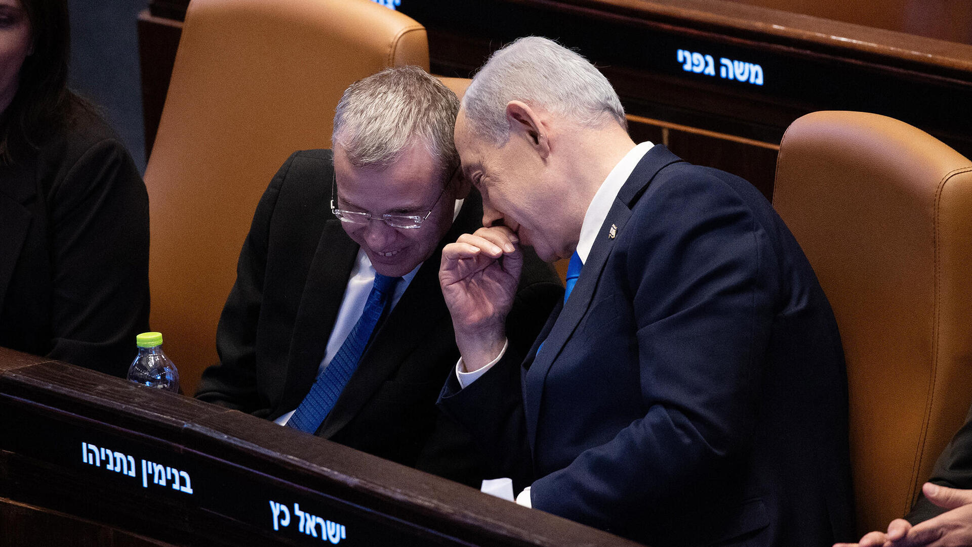 ראש הממשלה בנימין נתניהו ושר המשפטים יריב לוין מסתודדים במליאת הכנסת