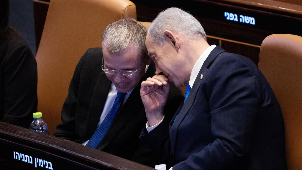 ראש הממשלה בנימין נתניהו ושר המשפטים יריב לוין (צילום: אלכס קולומויסקי) ראש הממשלה בנימין נתניהו ושר המשפטים יריב לוין מסתודדים במליאת הכנסת