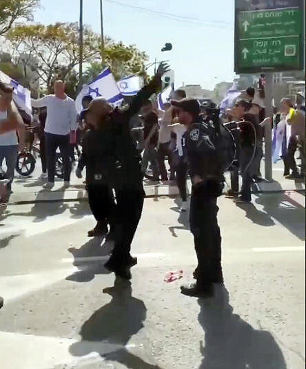 רפ”ק מאיר סוויסה זורק רימון הלם על מפגינים