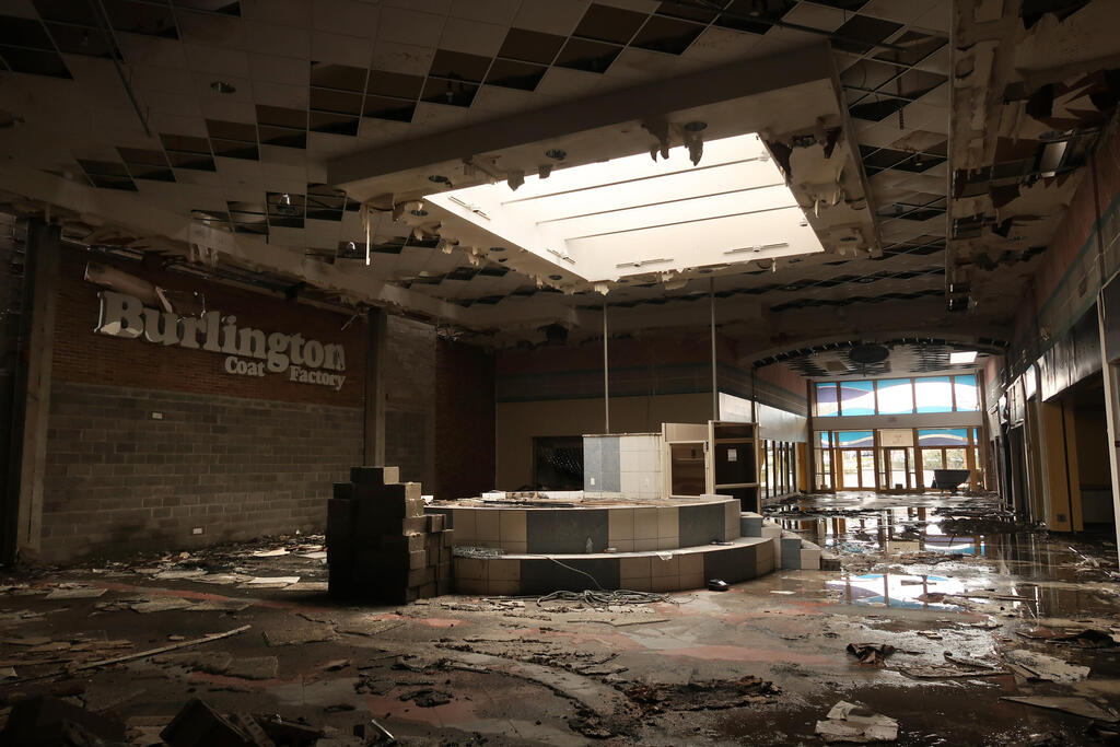 קניון נטוש בניו ג'רזי. שיעור הפיגורים בתשלומי ההלוואות לקניונים אזוריים גבוה ביותר מפי 4 מאשר שיעורם בהלוואות לסוגים אחרים של נכסים מסחריים