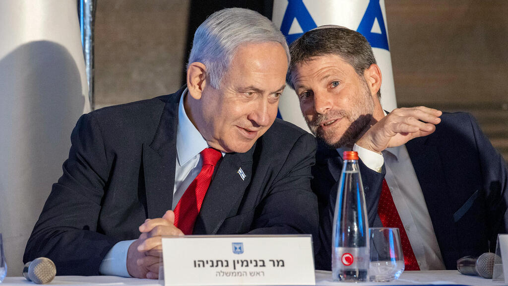 מימין שר האוצר בצלאל סמוטריץ וראש הממשלה בנימין נתניהו