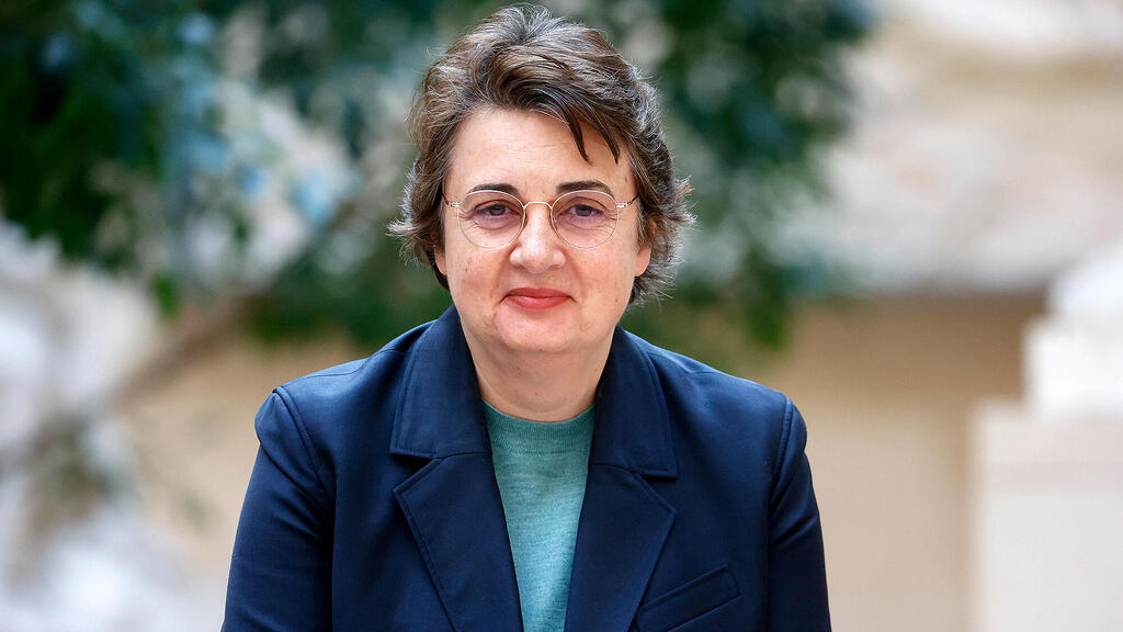 מנהלת מוזיאון הלובר בפריז לורן דה קאר התפטרה מתפקידה בעקבות שוד התכשיטים