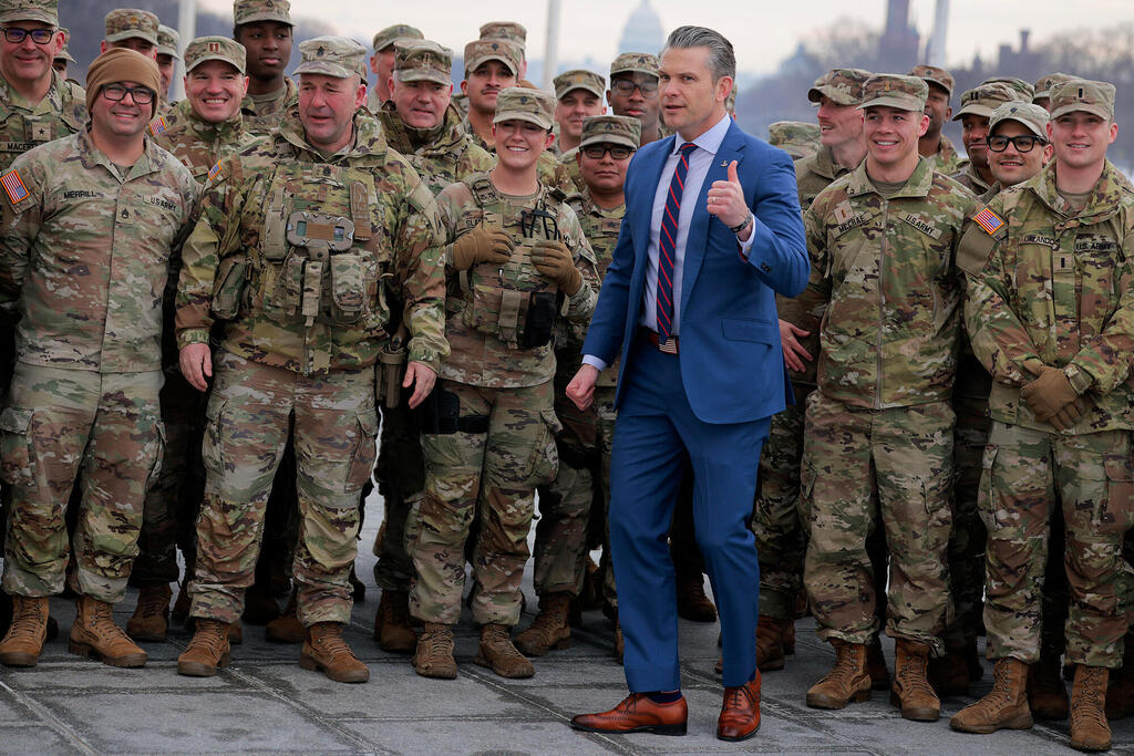 Secretary of Defense Pete Hegseth and National Guard soldiers (Chip Somodevilla/Getty Images) שר ההגנה פיט הגסת' ו חיילי המשמר הלאומי