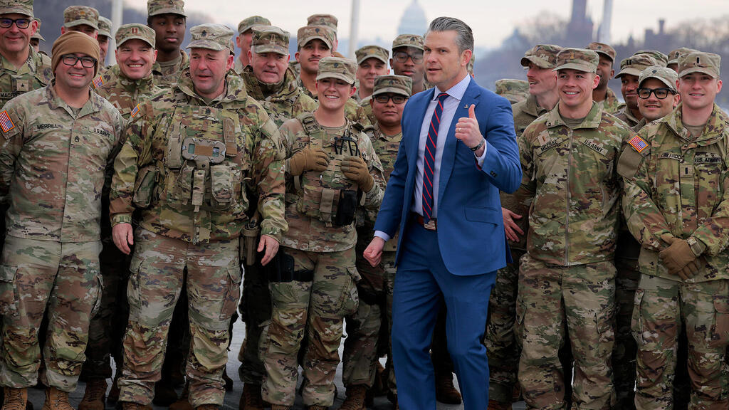 שר ההגנה פיט הגסת' וחיילי המשמר הלאומי. יציג אולטימטום לאנתרופיק (צילום: Chip Somodevilla/Getty Images) שר ההגנה פיט הגסת' ו חיילי המשמר הלאומי