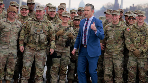 קלוד מגיע עם יותר מדי מגבלות, צבא ארה"ב יאמץ את גרוק הגזען