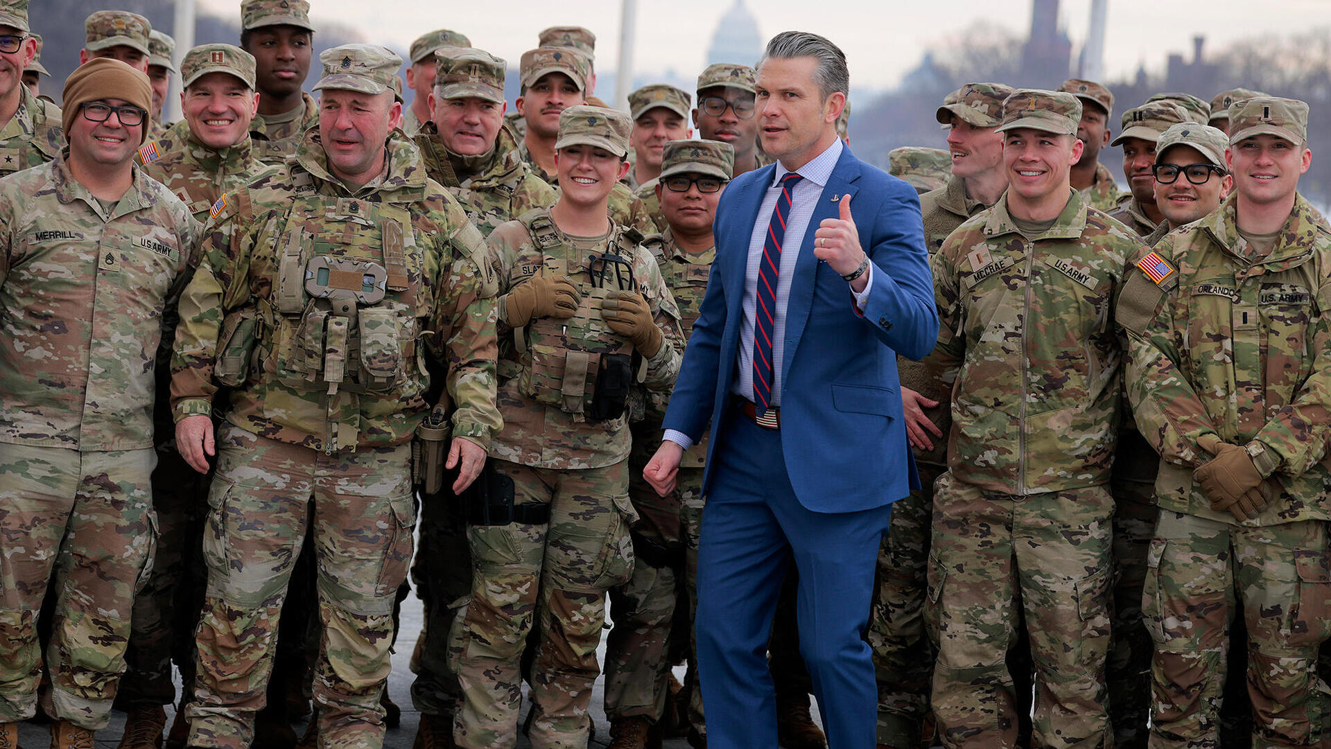 שר ההגנה פיט הגסת' ו חיילי המשמר הלאומי