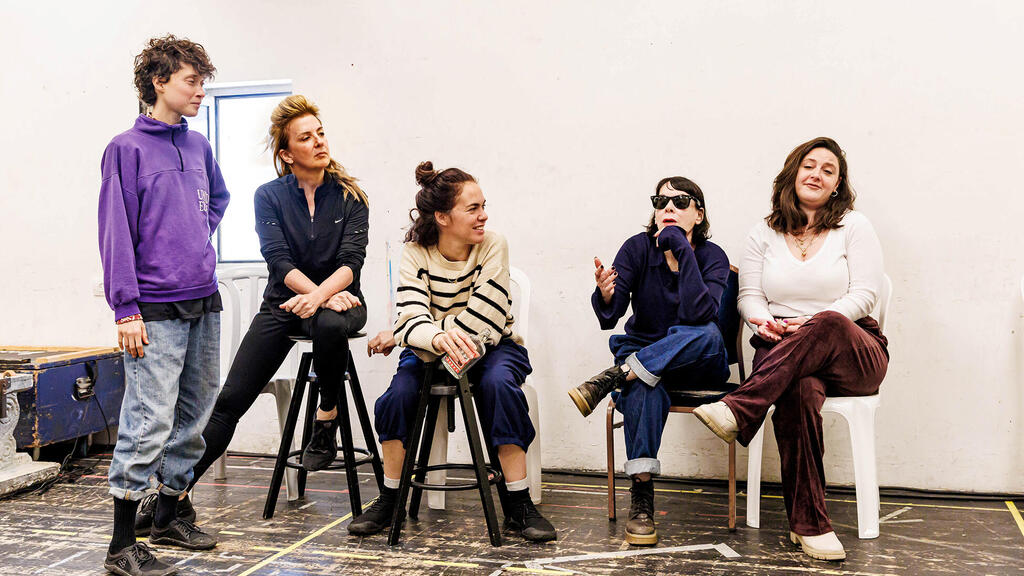 מתוך חזרה להצגה ל הלילה ה 12 מימין כרמל נצר אורלי זילברשץ נילי רוגל ו ליליאן ברטו פנאי