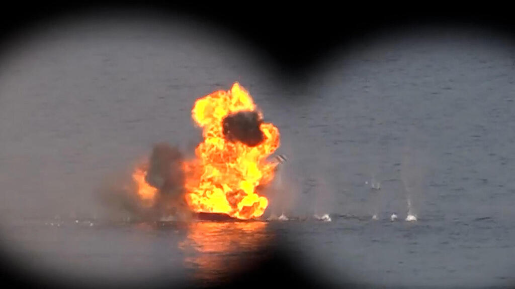 אימון של חיל הים האיראני בשבוע שעבר. השוק לא מאמין בשיחות הדיפלומטיות בז'נבה (צילום: SEPAH NEWS / AFP) צבא איראן אימון של חיל הים האיראני בשבוע שעבר