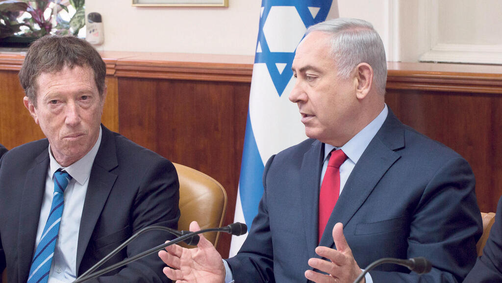 רה"מ בנימין נתניהו לצד יוזם ההצעה, יו"ר המועצה הלאומית לכלכלה פרופ' אבי שמחון (צילום: עמית שאבי) בנימין נתניהו ראש הממשלה ו אבי שמחון יור המועצה הלאומית לכלכלה
