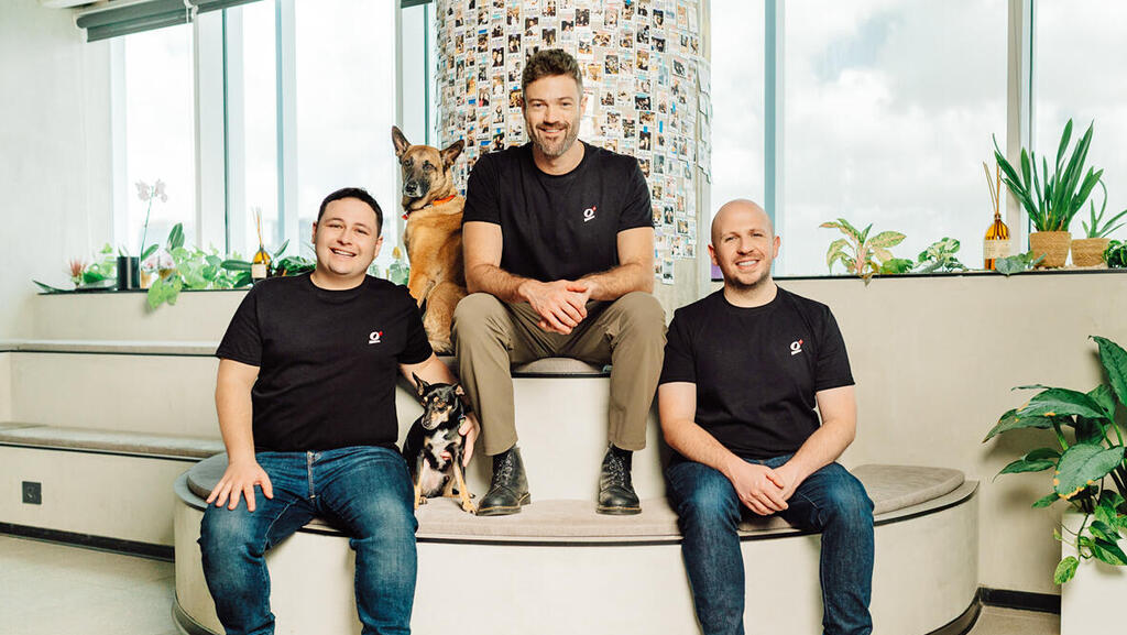 מייסדי גמביט. סמנכ"ל מוצר סער אליאס; מנכ"ל החברה אלון גרומקוב וסמנכ"ל טכנולוגיות מאי קוגן (צילום: נתנאל טוביאס) מייסדי גמביט סמנכ"ל מוצר סער אליאס מנכ"ל החברה אלון גרומקוב וסמנכ"ל טכנולוגיות מאי קוגן