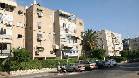 עם מעלית וחניה: בכמה נמכרה דירת 4 חדרים בשכונת נווה חן בדרום ת"א?