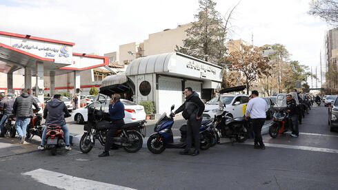 צילום: Majid Asgaripour/WANA (West Asia News Agency בהלה כלכלית באיראן: הריאל בשפל היסטורי ותורים ארוכים לתחנות דלק