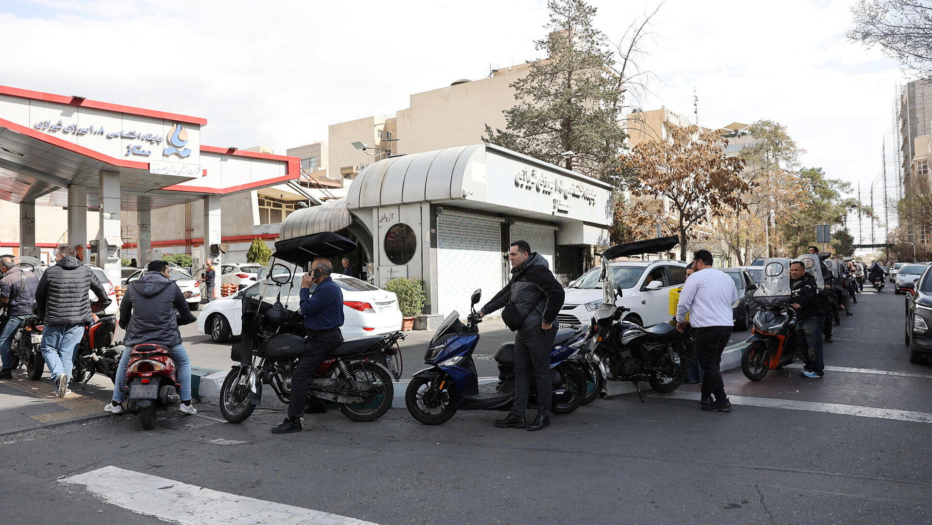 תור לתחנת דלק ב טהרן איראן 28.2.26
