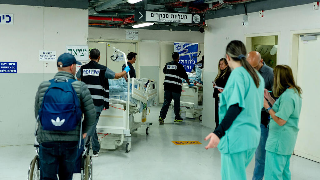 בית חולים בתל אביב שבו העבירו מטופלים לאיזור מוגן (צילום: Erik Marmor/Getty Images) בית חולים ב תל אביב שבו העבירו מטופלים לאיזור מוגן