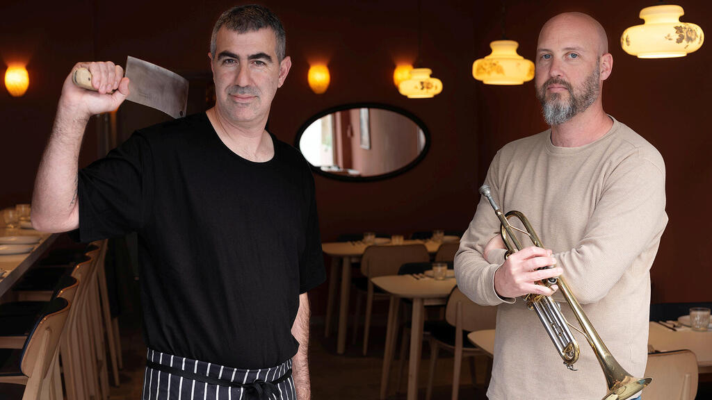 מימין גל נוי ו אייל סניור במסעדת סניור פנאי