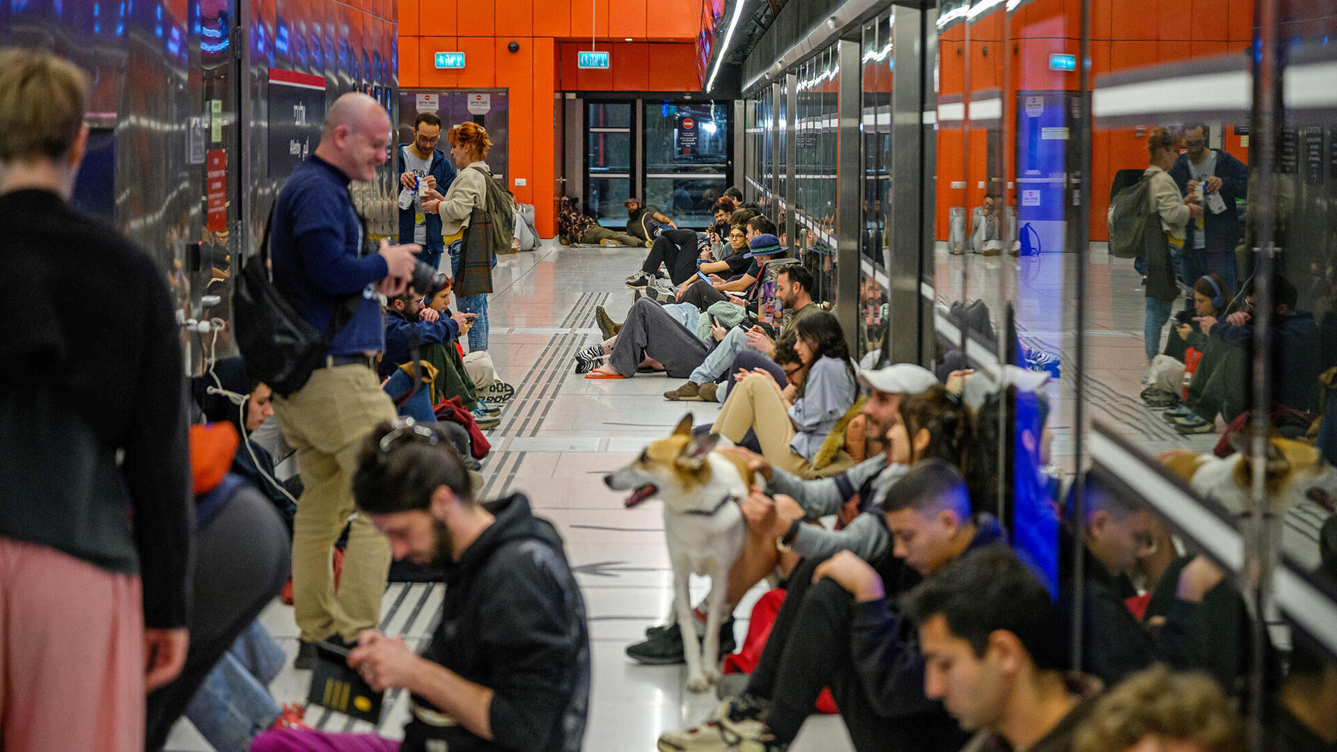 תחנה תחתית של הרכבת הקלה ב תל אביב התחנות נפתחו לטובת הציבור לצורך הגנה מפני טילים