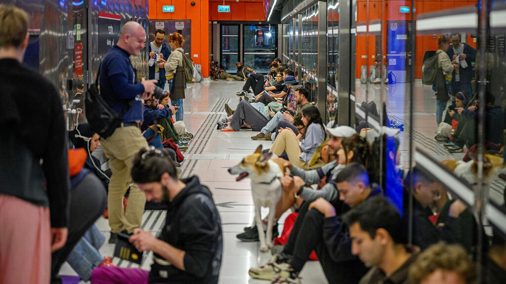 תחנה תחתית של הרכבת הקלה ב תל אביב התחנות נפתחו לטובת הציבור לצורך הגנה מפני טילים