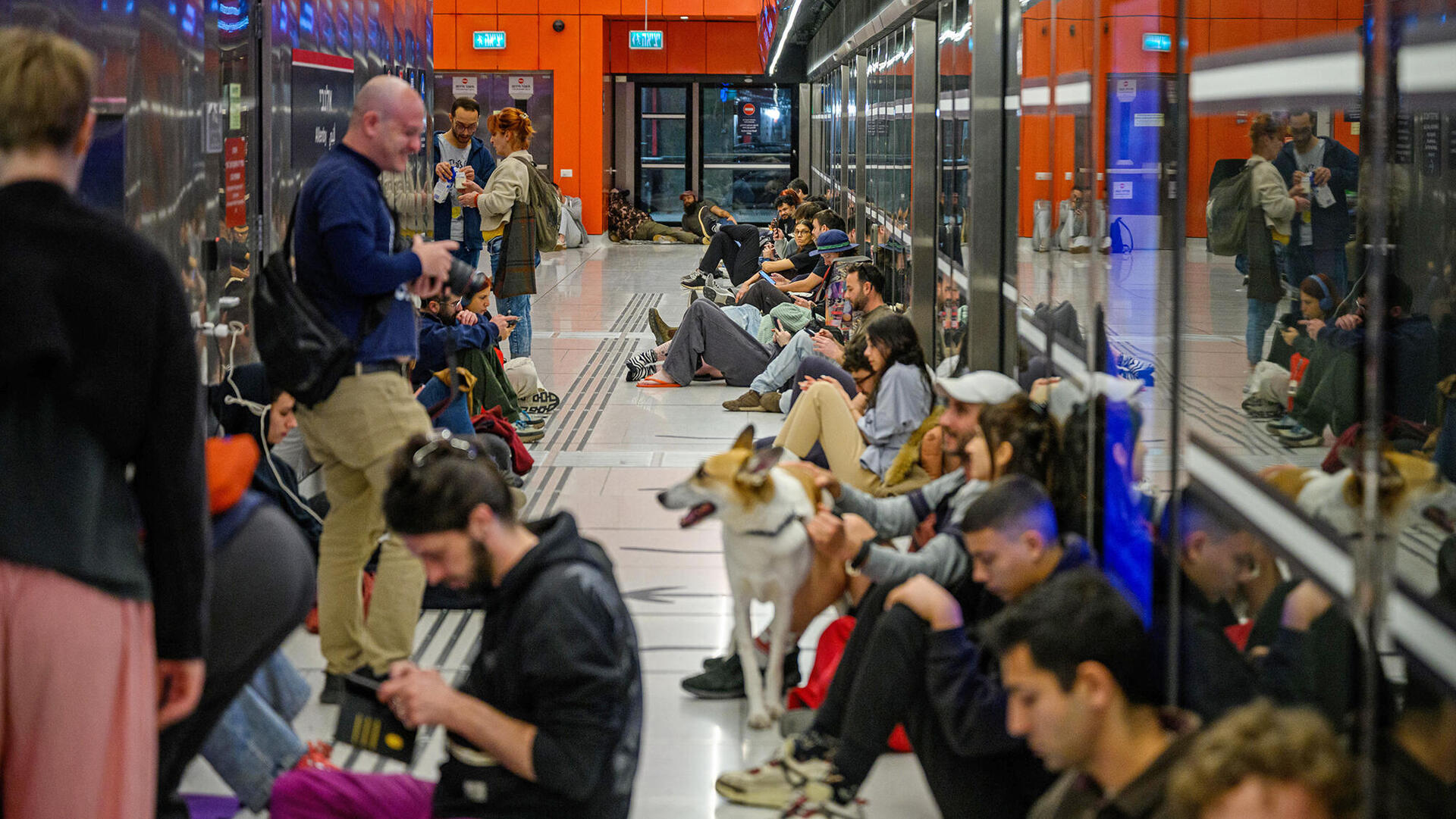 תחנה תחתית של הרכבת הקלה ב תל אביב התחנות נפתחו לטובת הציבור לצורך הגנה מפני טילים