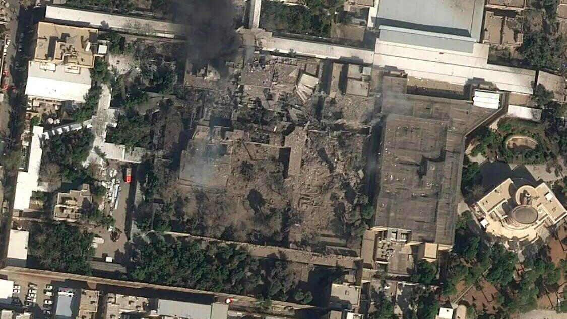 עשן מיתמר ב מתחם עלי חמינאי אייתולה טהרן איראן תקיפה שאגת הארי