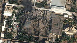 עשן מיתמר ב מתחם עלי חמינאי אייתולה טהרן איראן תקיפה שאגת הארי