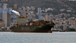אוניה עוזבת את נמל חיפה בזמן ה מלחמה עם איראן 28.2.26